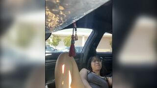 Трахаю себя на общественной парковке перед покупками(: порно