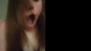 СТАРШЕКЛАССНИЦА ВПЕРВЫЕ ТРАХАЕТСЯ С БОЛЬШИМ ЧЛЕНОМ. И ЕЙ ЭТО НРАВИТСЯ! порно